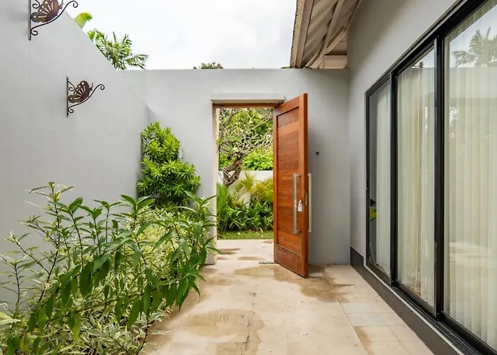 Villa Tuluscolivingseminyakvilla3