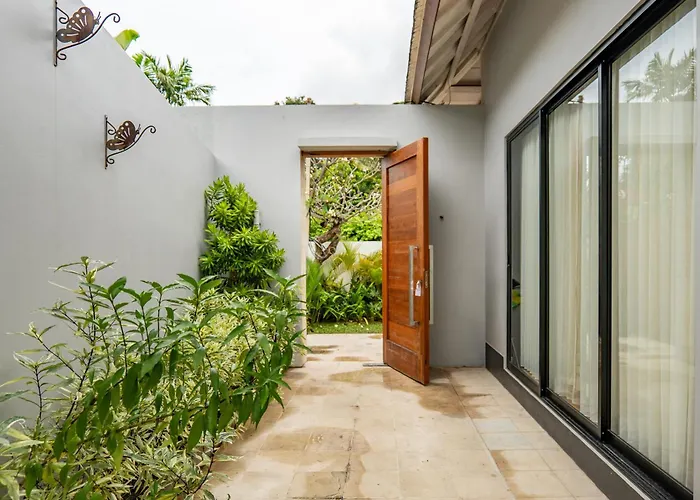 Villa Tuluscolivingseminyakvilla3